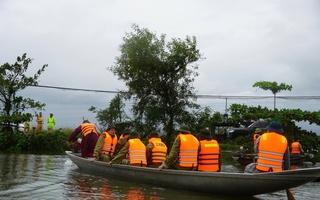 Mưa lũ lịch sử ở miền Trung làm 22 người chết, mất tích