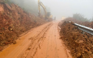 Giao thông trên đèo Đại Ninh thông trở lại sau vụ sạt lở sáng 30-10