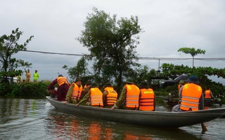 Phó Thủ tướng ngồi đò vượt lũ thăm người dân Quảng Trị