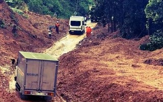 Thông tuyến đèo Lò Xo sau nhiều ngày ách tắc, hàng chục tài xế được "giải thoát"