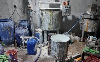 Xưởng sản xuất mỹ phẩm nhìn "nổi da gà" vừa bị Công an TP HCM triệt phá