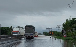 Mưa lớn khiến Quốc lộ 1 qua Quảng Trị biến thành "biển nước"