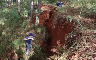 Cận cảnh các vết nứt nguy hiểm trên đèo D'ran ở Lâm Đồng