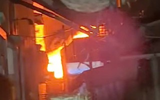 Cháy lớn ở căn nhà chứa bao bì tại phường Bình Hưng Hòa, TP HCM