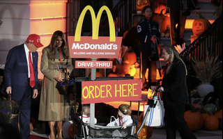 Sau quãng đường 32.000 km công du châu Á, ông Donald Trump về Nhà Trắng phát kẹo