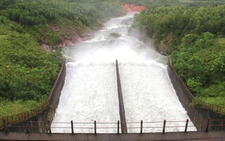 Hà Tĩnh: Nhiều hồ chứa nước tăng lưu lượng xả tràn do mưa lớn
