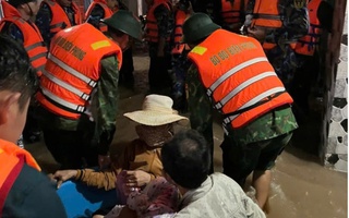 Hình ảnh căng mình giải cứu người dân ở các khu dân cư phía Đông Nam tỉnh Lâm Đồng