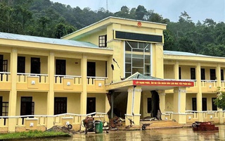 Trụ sở 1 xã ở Đà Nẵng bị nứt gãy khủng khiếp trong mưa lũ lịch sử