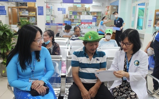 Người cao tuổi ở TP HCM phấn khởi vì được khám bệnh, tặng thẻ BHYT