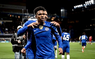 Chelsea nhấn chìm Liverpool trong khủng hoảng