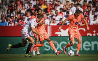 Barcelona thua tan tác ở Sevilla, La Liga đổi ngôi đầu ngoạn mục