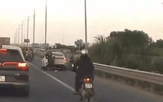 Phân định pháp lý vụ xe máy tông đuôi ô tô đang dừng mua ổi