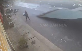 VIDEO: Gió lốc cuốn nhiều tấm tôn lớn bay xuống đường, người dân hoảng sợ bỏ xe chạy