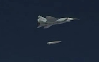 Nga tấn công dữ dội vào các nhà máy vũ khí Ukraine