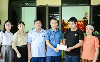 Báo Người Lao Động trao 60 triệu đồng tới gia đình có người thân gặp nạn bão số 10 ở Thanh Hóa