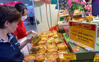 Trước giờ "phá cỗ trăng rằm", siêu thị "xả" bánh trung thu mua 1 tặng 1