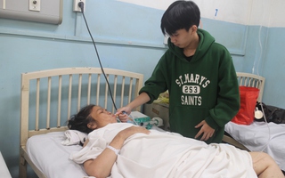 Cậu bé 13 tuổi chăm mẹ, mơ sớm trở lại trường