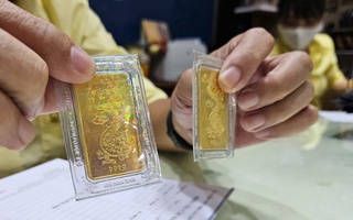 Vàng miếng trở lại đường đua