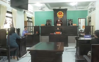 Cụ ông dẫn người tình về chụp ảnh trước bàn thờ vợ gây phẫn nộ