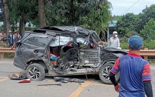Va chạm giữa xe ô tô và xe đầu kéo, 4 người thương vong