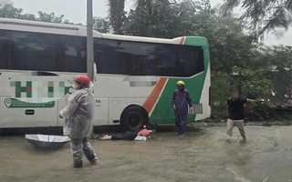 Nhiều người nghi bị điện giật khi đi qua vùng nước ngập