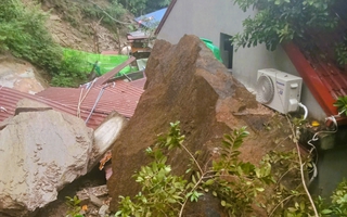 Nhiều khối đá nặng cả tấn trên núi sạt lở vào nhà dân, kiến nghị ban bố tình huống khẩn cấp