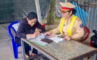 Chở đoàn múa lân trên nóc xe giữa quốc lộ, nữ tài xế bị phạt 10 triệu đồng