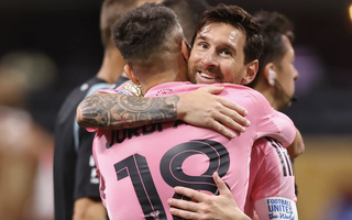 Đồng đội Jordi Alba sắp giải nghệ, Lionel Messi nói lời gan ruột