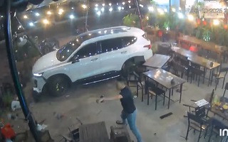 Clip: Thanh niên lao ô tô vào quán nhậu sau mâu thuẫn, 1 người tử vong
