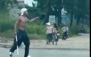CLIP: Rùng mình khoảnh khắc người đàn ông cởi trần múa dao gây náo loạn Quốc lộ 13