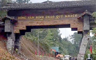 VIDEO: Cổng chào cao nguyên đá Đồng Văn - điểm check in nổi tiếng đổ sập trong chớp mắt