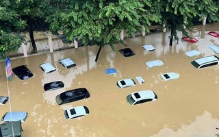 Lũ đổ về cuồn cuộn, nhiều khu dân cư bị cô lập, nhà dân, ô tô chìm trong "biển nước"