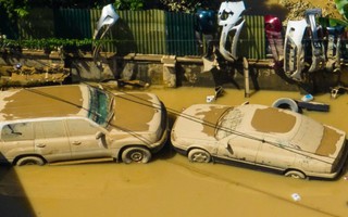 Loạt ô tô 'tan nát' sau khi nổi lên từ bùn lầy ở Thái Nguyên