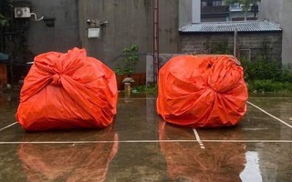 Bọc bạt kín như bưng để chống ngập, 2 ô tô ở Thái Nguyên vẫn trôi theo dòng nước