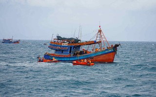 Hình ảnh cảnh sát biển kiểm tra tàu hàng, tàu cá trên biển