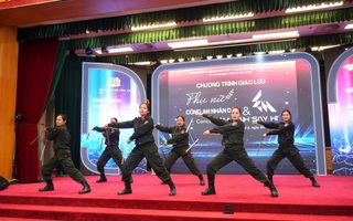 Dàn nghệ sĩ "say hi" cùng nữ chiến sĩ công an chung tay khắc phục hậu quả bão lũ