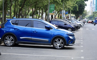 TP HCM cho phép đỗ xe, sạc điện cùng lúc trên lòng đường