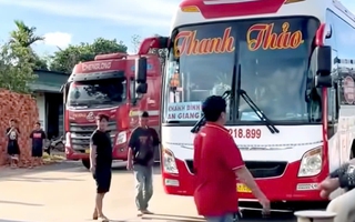 Tài xế xe đầu kéo cầm búa "đại chiến" với tài xế xe khách gây tắc quốc lộ