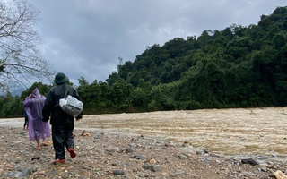 12 giờ chạy đua giữa dòng nước lũ để tìm một người phụ nữ ở Quảng Trị