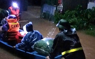 Cận cảnh nước lũ gần chạm mái nhà ở Hà Tĩnh