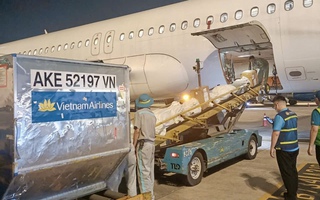 Chuyến bay Vietnam Airlines chở hàng hỗ trợ từ TP HCM đến miền Trung đã hạ cánh