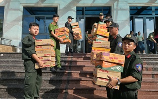 CLIP: Công an tỉnh An Giang huy động xe chở hàng 45 tấn hướng về miền Trung