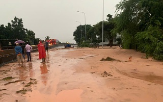 Mưa lớn làm tràn cát xuống Quốc lộ 1, sạt lở tuyến cao tốc Vĩnh Hảo - Phan Thiết
