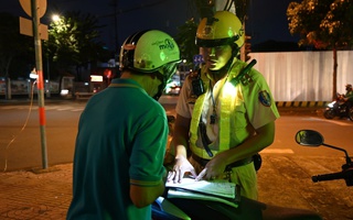 Hai người đàn ông ở TP HCM có nồng độ cồn "cao ngất" bị CSGT phát hiện