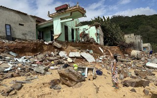 Ngổn ngang làng chài sau bão dữ