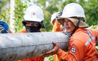Cán bộ EVNCPC nỗ lực xuyên đêm khắc phục sự cố điện do bão số 13 Kalmaegi