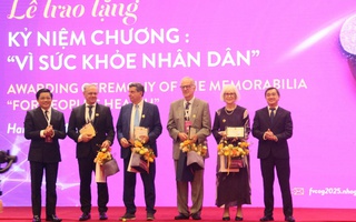 Bốn chuyên gia quốc tế nhận Kỷ niệm chương “Vì sức khỏe Nhân dân”