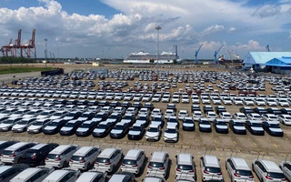 Hình ảnh hàng ngàn chiếc ô tô nhập về cảng TP HCM