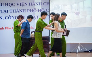 Sinh viên “biến hình" thành cảnh sát, người bán hàng để hiểu rõ pháp luật
