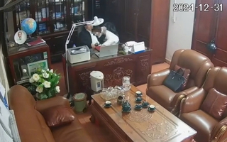 Người đàn ông "thân mật" với nhiều phụ nữ: Chủ tịch Hội đồng trường là gì?